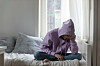 En tjej larmade socialen om familjehemspappans beteende innan Tania kom dit – men ärendet utreddes aldrig. (Bilden är arrangerad)