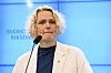 Centerpartiets partiledare Anna-Karin Hatt (C) var märkbart rörd på presskonferensen.