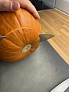 Skär av botten på pumpan.