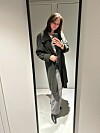 Både Johanna Airens skor och kappa är second hand.