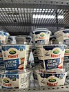 Crème fraiche tappar sin lena konsistens när den har frysts och kan upplevas grynig.