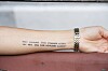 Tatueringen på Ebbas arm är en påminnelse om att man ska sluta oroa sig över hinder. Våga sig ut på lite djupt vatten.