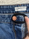 För en tofs över knappen på jeansen