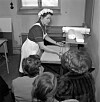 På 50-talet var mangeln given i svenska hem. Här syns en kvinna lära ut hur man manglar på bästa sätt.