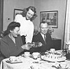 Lussekatten är, som många känner till, kopplad till Luciafirandet. En kvinna serverar här nybakta lussebullar Lucia 1944.