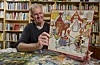 Einar visar den första kalender han fick som 5-åring från 1960. Illustrerad av Aina Stenberg.