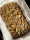 Tryck i dumlekolorna i pepparkaksdegen med snittytan uppåt.