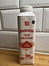 ”Vispa” grädden direkt i förpackningen istället. Tricket fungerar som bäst om du har ungefär ett halvt gräddpaket, eftersom det lämnar tillräckligt med utrymme för grädden att röra sig och bli luftig när du skakar.