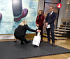 Här släpper Karin matkassarna vid fallet.