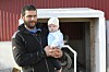 Charlie med minstingen Svea på armen.