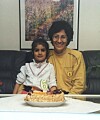 Nooshi med sin älskade mamma Mitra på sexårsdagen.