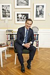 Ulf Kristersson är inte troende på det sätt som hans fru är, men han trivs bra i Svenska kyrkan.