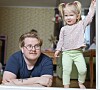Hjördis har mycket spring i benen. Pappa Kristoffer försöker att inte oroa sig.