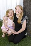 Systrarna Agnes och Signe har alltid varandra.