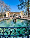 Parque de El Capricho är Madrids kanske vackraste hemlighet – en romantisk 1700-talspark fylld av labyrinter, dammar och lummiga promenadstråk, långt från stadens puls.