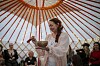 Tanja Dyredand leder en klangmeditation, men är också utbildad inom klandmassage, då man placerar skålarna direkt på kroppen.