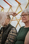 Stäm- gaffeln är stämd i 963 hertz som kallas för ”guds- frekvensen” .