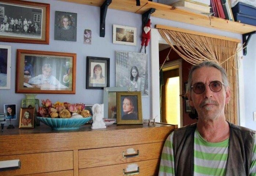 Johanna finns alltid nära Roy. I hemmet har han en byrå med en skål fylld av torkade rosor, ett ljus och många fotografier på dottern i olika åldrar. Roy Sällström vid byrån med bilder på dottern Johanna Sällström