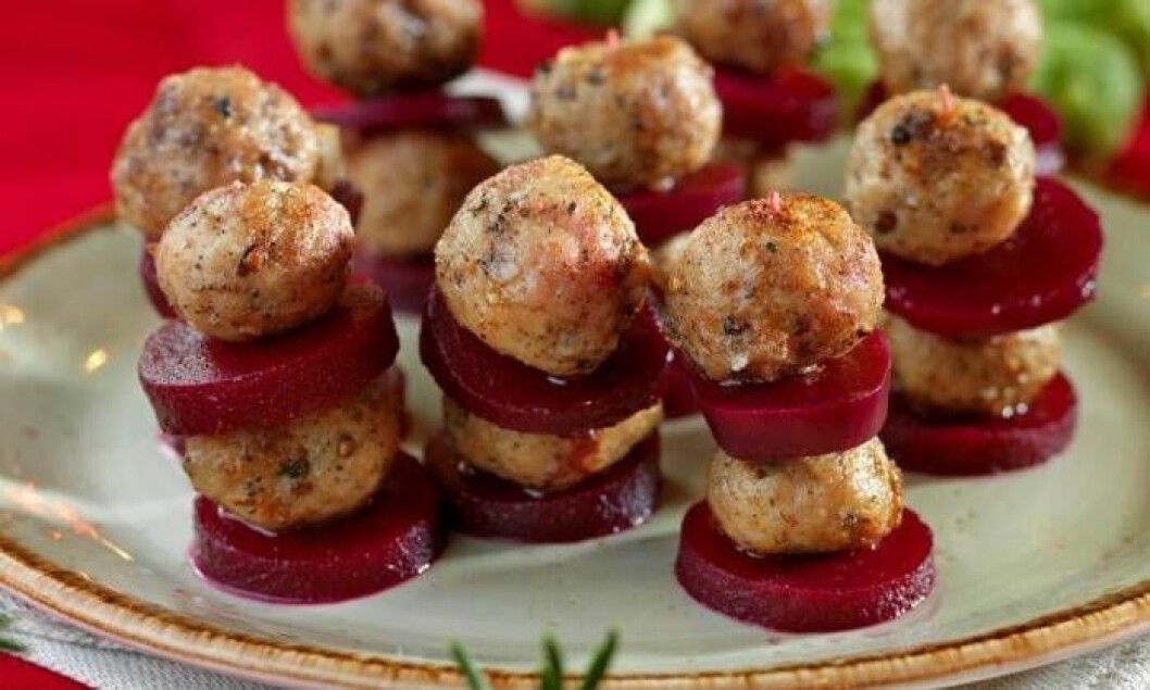 Gör som Tareq och Ellen Taylor – varva kryddiga köttbullar med inlagda rödbetor på tandpetare! Perfekt smårätt till jul! Foto: Pontus Ferneman Köttbullar och rödbetor