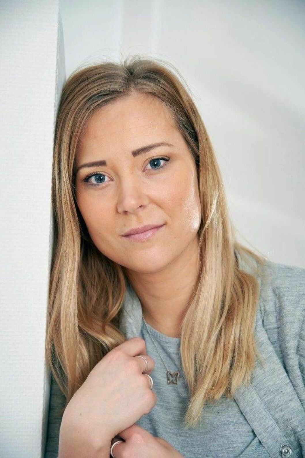 Att se sig själv i spegeln påminner Sofie om hennes bortgångna tvillingsyster Malin. Foto: Stefan Lindblom Sofies spegelbild påminner henne om tvillingsystern Malin som dog i cancer