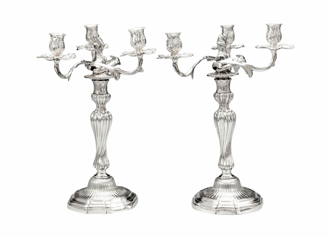 Otroligt raffinerat är paret silverkandelabrar i rokoko. De är stämplade i Köpenhamn 1768 av Christopher Jonsen (verksam 1734–75). Vinnande budgivare avgjorde med 215000 kr hos Bukowskis 2015. Möjligen är de tillverkade efter fransk förlaga – fotens och skaftets eleganta kannelyrer och ljusarmens graciöst svängda form visar tydligt prov på starka influenser från det franska silversmidet. Silver- och guldsmeden François-Thomas Germain (1726–91) var en av de fransmän som levererade silver till det danska hovet. Två silverkandelabrar i rokokostil.