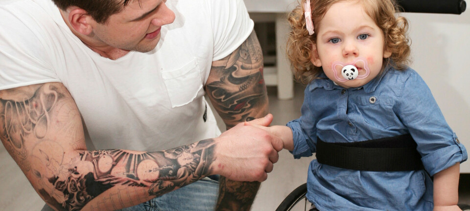 Lilla Elly, 2, lever med en ovanlig muskelsjukdom