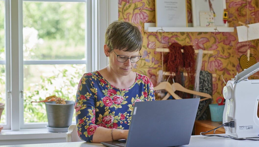 – Jag kände mig väldigt ensam och utsatt och upplevde att jag behövde slåss för min rätt att vara kvar hos min familj, säger Johanna. Johanna Bergström har skrivit en bok om sin svåra uppväxt.