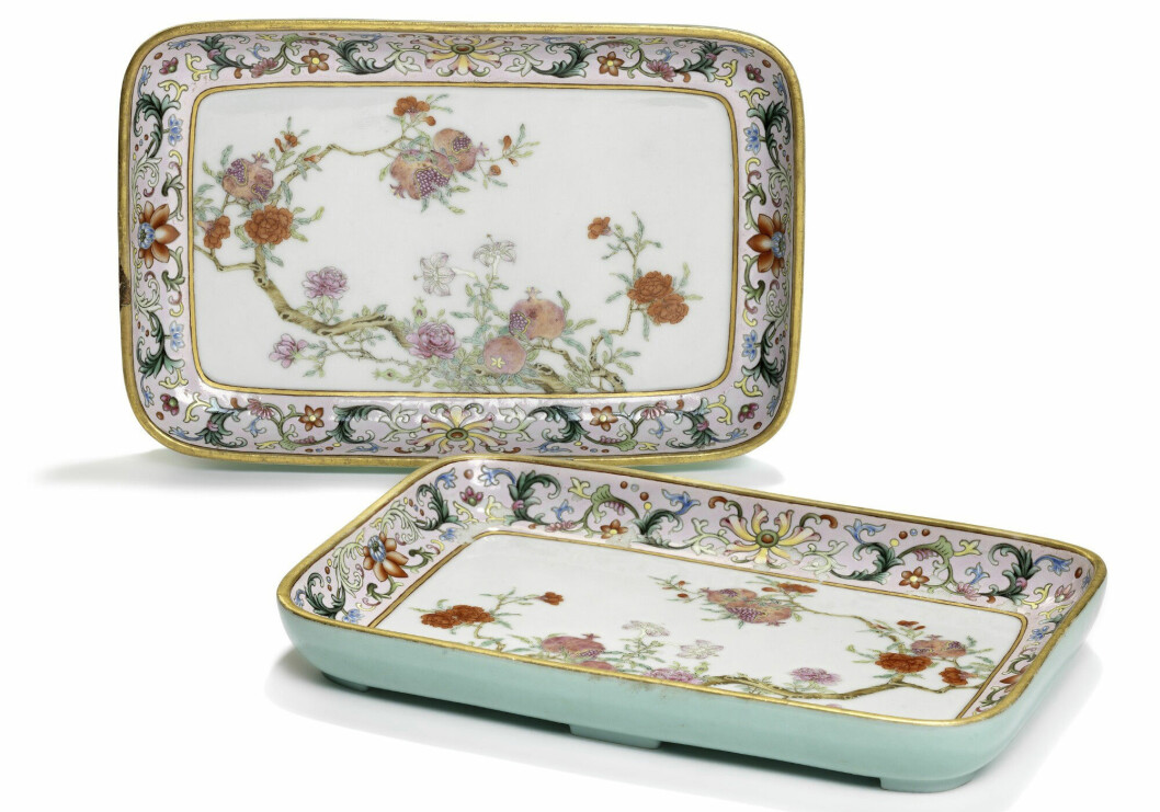 Mycket hög kvalitet har de små faten, 20x13,5cm, som är tillverkade i Kina under Qianlong-perioden (1736–95). Denna typ av föremål utgjorde en viktig inspirationskälla för europeiska konsthantverkare under 1700- och 1800-talen. Paret, som har visats på utställningen Kinas kunst i svensk och dansk eje i Köpenhamn 1950, bjöds upp ända till 950000danska kronor 2015 hos Bruun Rasmussen. Två fat med kinesiserande mönster.
