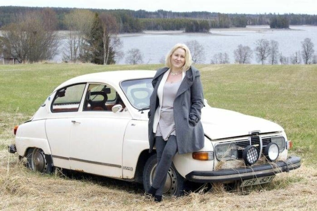 Ingen vet när Kristina kan bli återställd: ”Varje hjärnskada är lika individuell som den person som den drabbar.” Foto: Pernilla Wahlman Kristina framför en saab.