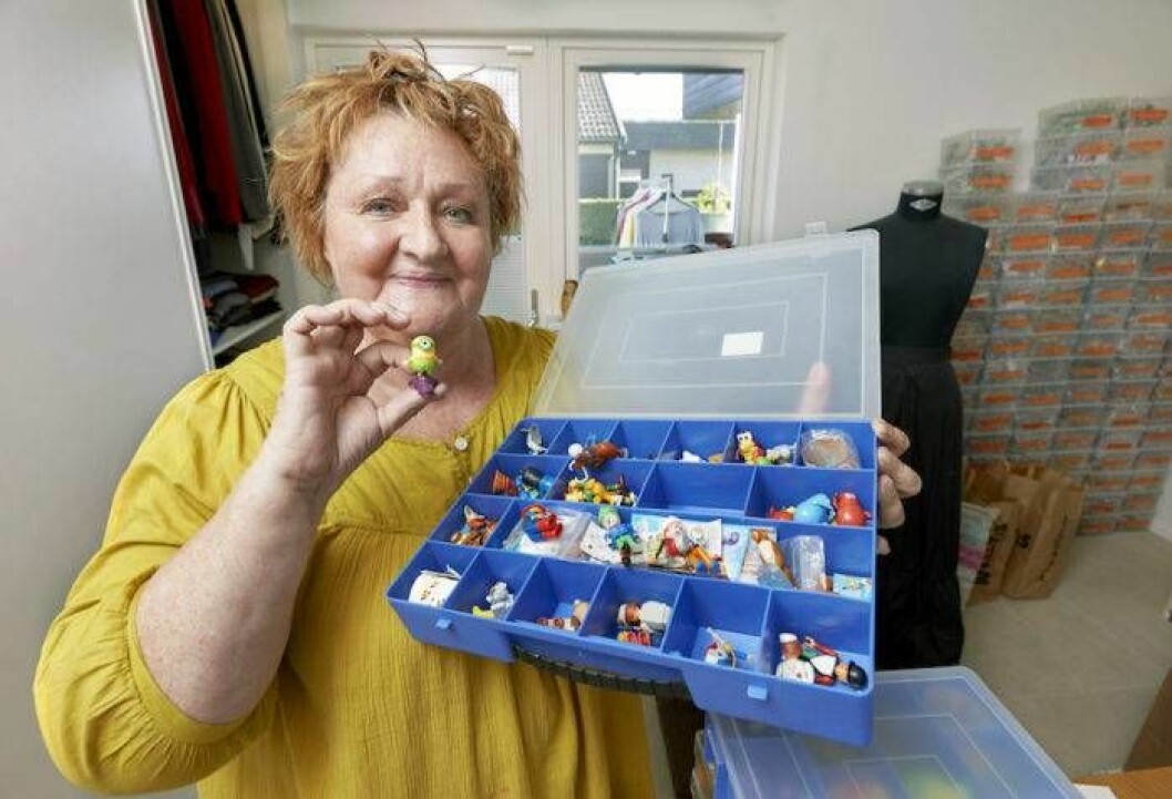 Marianne har de sista åren blivit en hängiven samlare av kinderäggfigurer Hon har ca 30 000 sorterade i olika plastlådor. Bild: Stefan Lindblom Marianne har de sista åren blivit en hängiven samlare av Kinderägg-figurer.