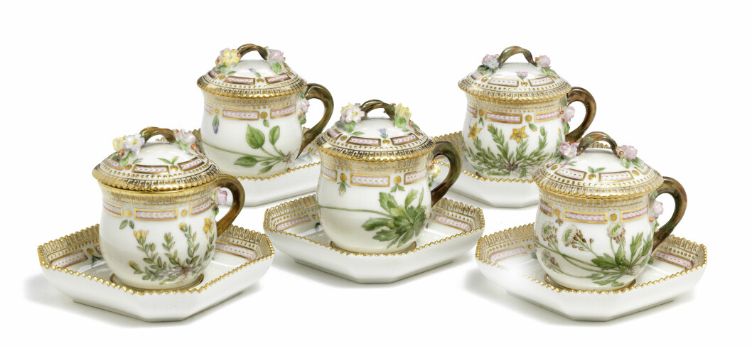 Världsberömda servisen <span class=" italic" data-lab-italic_desktop="italic">Flora Danica</span> har anor som går långt tillbaka. Den första servisen beställdes 1789 av danske kungen som en kunglig gåva till kejsarinnan Katarina den stora av Ryssland. Men då presenten omfattade 1800 delar och krävde tolv år att framställa, hann dessvärre Katarina dö innan servisen blev klar. De fem krämkopparna med det berömda mönstret är tillverkade under 1900-talet. Högsta bud blev 20 000 danska kronor (15 000) 2019 hos Bruun Rasmussen. Fem krämkoppar och höga fat med dekoren Flora Danica.