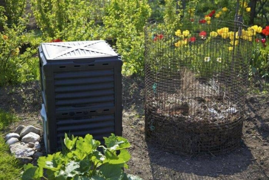 Mogen trädgårdskompost kan myllas ner i rabatter och grönsaksland på våren. Jordstrukturen förbättras, samtidigt som näring sakta fälls ut. Du kan använda nästan vilken behållare utan botten som helst till din kompost.