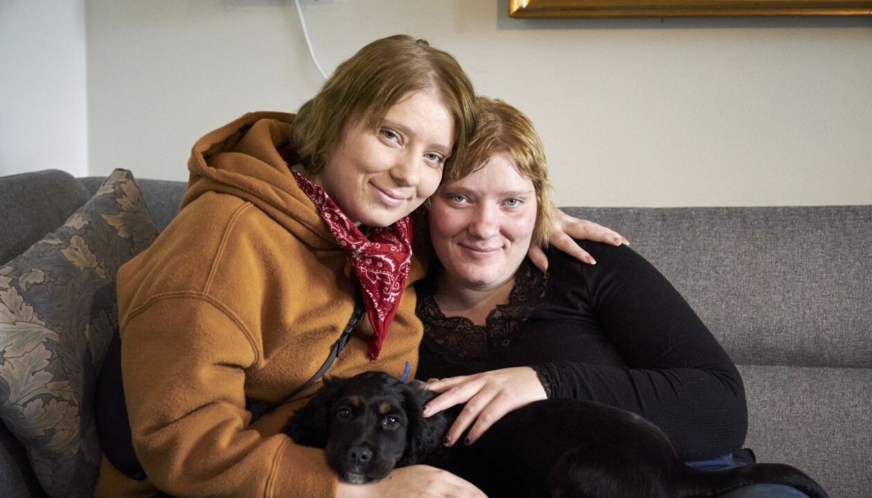 Tvillingsystrarna Christina och Silke Vesterager Jespersen Vesterager Jespersen sörjer tillsammans. Christina och Silke Vesterager Jespersen