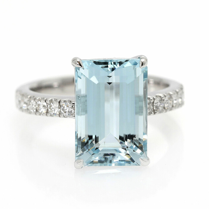 En ring av 18 k vitguld med smaragdslipad akvamarin på 5,48 ct och briljantslipade diamanter på totalt 0,29 ct klubbades vid Bruun Rasmussens Jewellery and Fashion i augusti 2021 för 15 000 danska kronor (18 000–20 000). Ring av 18 k vitguld med smaragdliknande akvamarin.