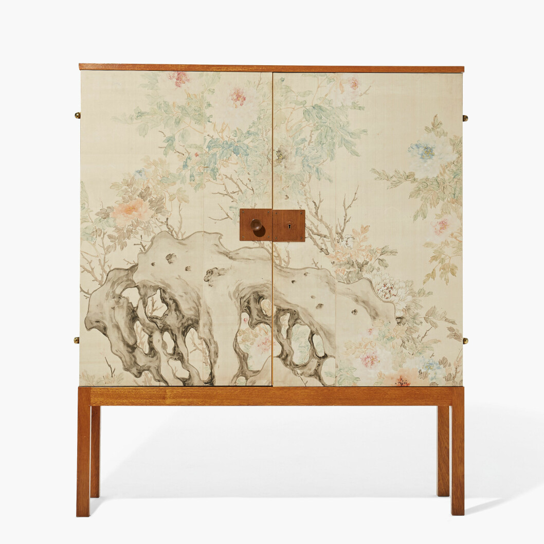 Det stilrena skåpet med dekor av en handmålad sidentapet från 1930- eller 1940-talet är formgivet av Josef Frank (1885–1967) för Firma Svenskt Tenn. Modellnumret är 522. Budgivningen tog sig ända upp till 480000kr hos Uppsala Auktionskammare 2019. Skåp med dekor av en handmålad sidentapet av Josef Frank.