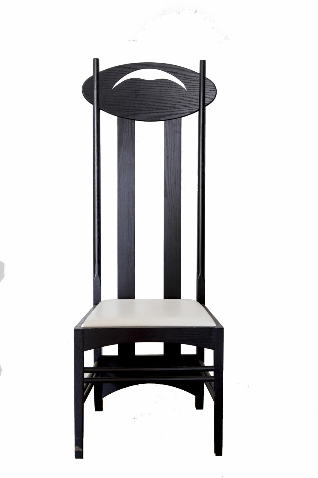 Få möbler är så starkt förknippade med sin upphovsman som <span class=" italic" data-lab-italic_desktop="italic">Argyle Chair</span>. Med det strama uttrycket och den höga ryggen ville Charles Rennie Mackintosh understryka de arkitektoniska inslagen i rummet. Ritade han ett hus, ritade han också möblerna till det, punkt. Därför finns ytterst få, om ens några, original på marknaden. Den här modellen av massiv betsad ask, ursprungligen ritad för miss Cranstons Tea Room på Argyle Street i Glasgow, är en reproduktion från 1980–90-tal. Den finns hos Palk Antik för 4 500 kr, inte att förväxla med firma Cassinas signerade exemplar. Svart stol med hög rygg och vit sits.