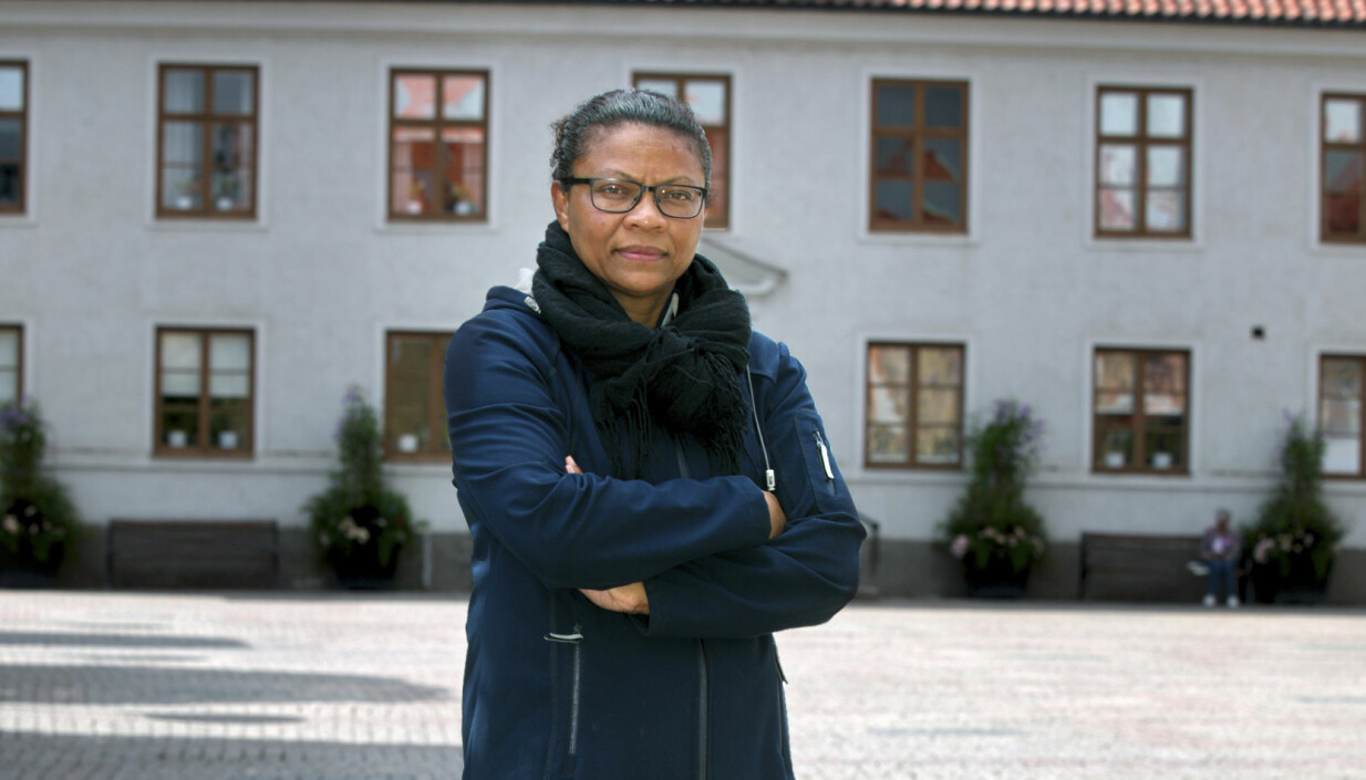 Susan är ambassadör för Riksförbundet Hjärnkoll som uppmärksammar psykisk ohälsa. Foto: Magnus Gothander Porträtt av Susan som står med armarna i kors och berättar om sitt arbete för organisationen Hjärnkoll.