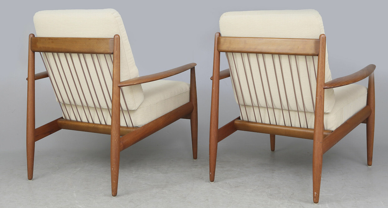 Modellen är ritad i mitten av 1950-talet för France & Daverkosen, vilket är tidigt med tanke på att Grete Jalk startade sin egen design-studio 1953–54. Den har inte träpinnar i ryggen utan resårband av samma sort som den har i botten. Paret klubbades på Kalmar Auktionsverk för 12 695 kr (9 000) för drygt två år sedan. 1950-tals stolar av Grete Jalk för France & Daverkosen.