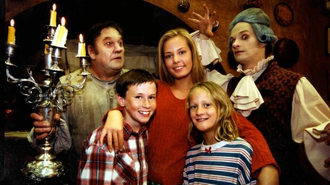 Pierre Lindstedt, Gustav Åkerblom, Hanna Malmberg, Linn Bülow och Sven Ahlström i Mysteriet på Greveholm. Bilden visar barnskådespelarna och spökena i julkalendern Mysteriet på Greveholm.