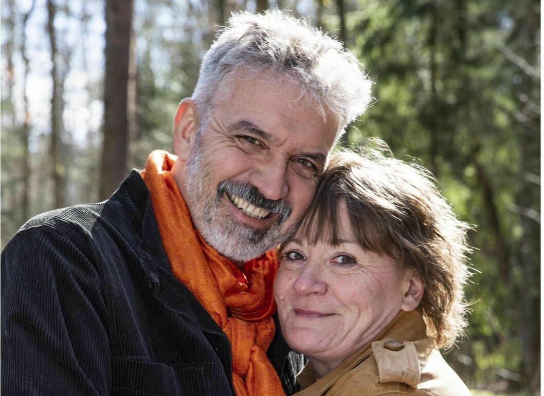 ”Det var Håkan som ville att jag skulle inleda en ny relation för att på så vis gå vidare i livet. Jag spjärnade emot, men så mötte jag Michael och det sa pang.” Foto: Lena Holmgren Paret kramas.