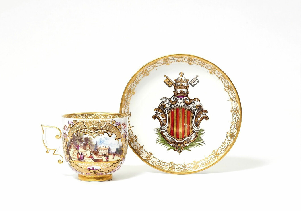 Under 1700-talet var det inte ovanligt att kaffe-, te- och chokladkoppar skänktes som en form av politisk gåva. Den 18 maj 1743 gav polskfödde kardinal Annibale Albani San Clemente en rikt dekorerad servis med både kaffe-, te- och chokladkoppar till påven Benedict (1675–1758) som tack för Vatikanens stöd till uppförandet av en polsk kyrka. Servisen överlämnades i Quirinalpalatsets trädgård i Rom av två polska herrar i paraduniformer av guld- och silverbrokad. Koppen med tillhörande underfat ur servisen är dekorerad med palatsscener respektive det påvliga vapnet. Budgivningen stannade på 15 000 euro (8 000–10 000) hos Lempertz 2020. Kopp och fat dekorerad med palatsscener, det påvliga vapnet och guldmönster.