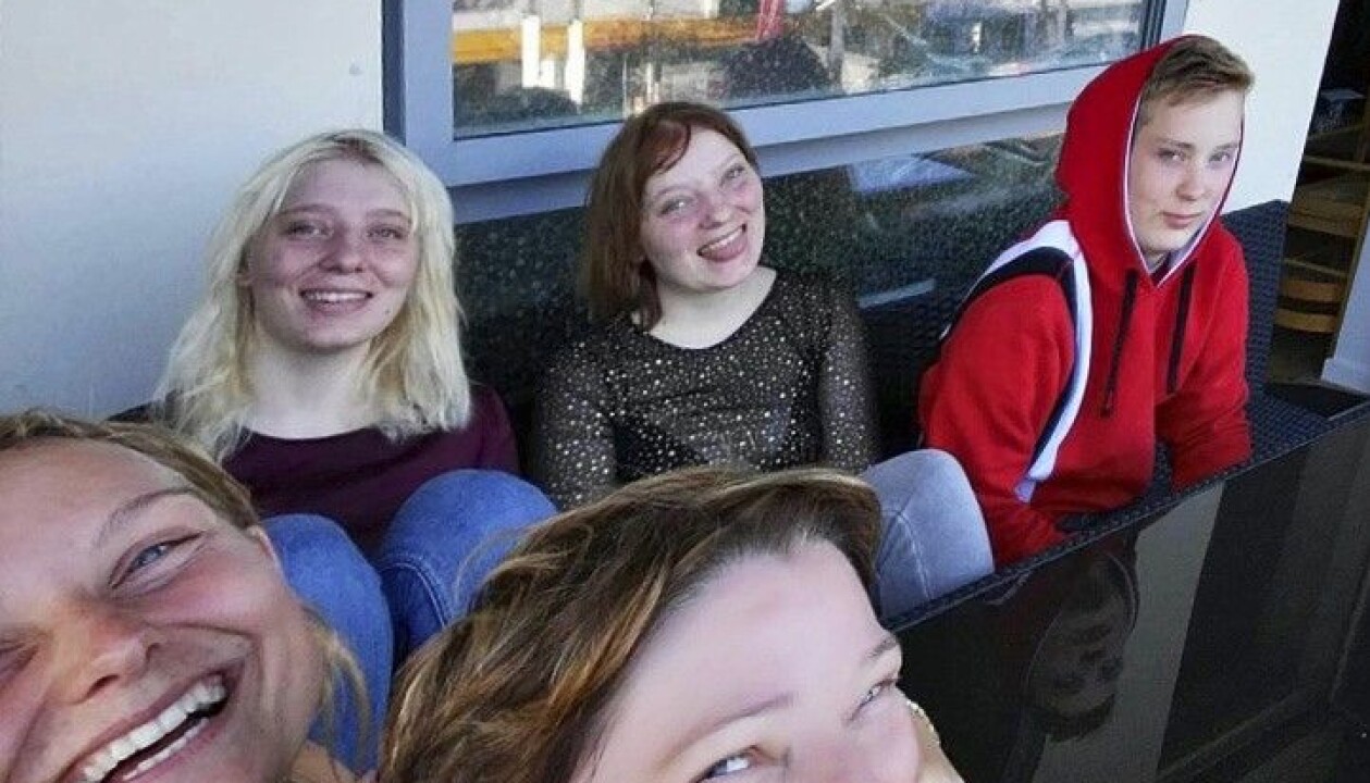 Sista minnet Silke har av sin syster är från den här dagen 2018. Louisa Vesterager Jespersen, längst fram i bilden, tillsammans med familjen i deras trädgård. Louisa Vesterager Jespersen i förgrunden med familjen