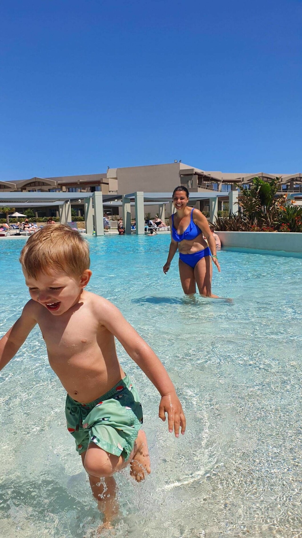 Det var under en Greklandssemester i maj som Carin da Silva tog på sig en bikini för första gången på sju år. Innan hade hon inte vågat visa sina bristningar på magen. Här med sonen Max. Foto: Privat