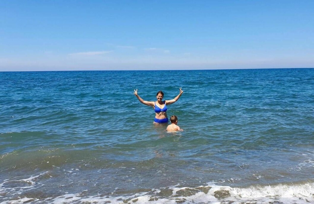 Carin da Silva stöttar allas upprop #släppsarongen eftersom hon tycker det inte går att upprepa nog så många gånger att kroppen är okej precis som den är. Foto: Privat Carin da Silva och sonen Max i havet.