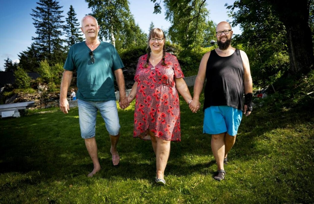 ”Jag ser ju hur fint Rita har det tillsammans med Wiggo”, och det gör mig gott, säger äkta mannen Tom. Rita, Wiggo och Tom går hand i hand i ett vackert naturområde