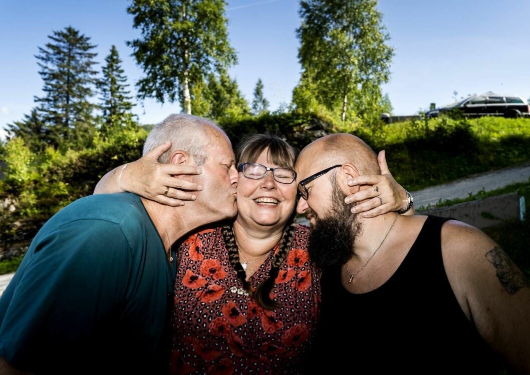 När man är tre är det alltid lättare att en av parterna kan vara neutral och medla om uppflikter uppstår. Rita, Tom och Wiggo håller om varandra och skrattar