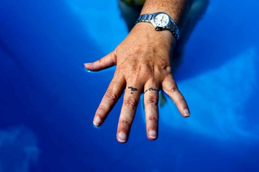 Wiggo och Tom finns med Rita hela tiden. Rita visar upp sina namntatueringar.
