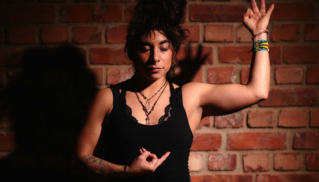 Jaandrée har lärt sig att släppa på krav och förväntningar på sig själv och andra genom att utöva yoga och tantra. Jaandrée Borelius sitter i skräddarställning och blundar med en tegelvägg som bakgrund.