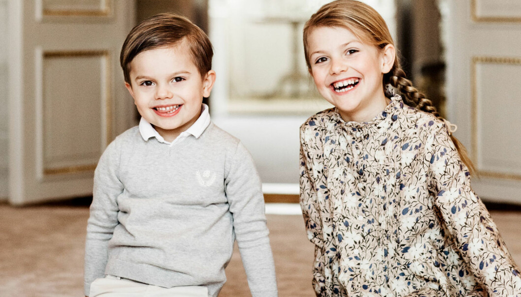 Oscar och Estelle sittandes på golvet