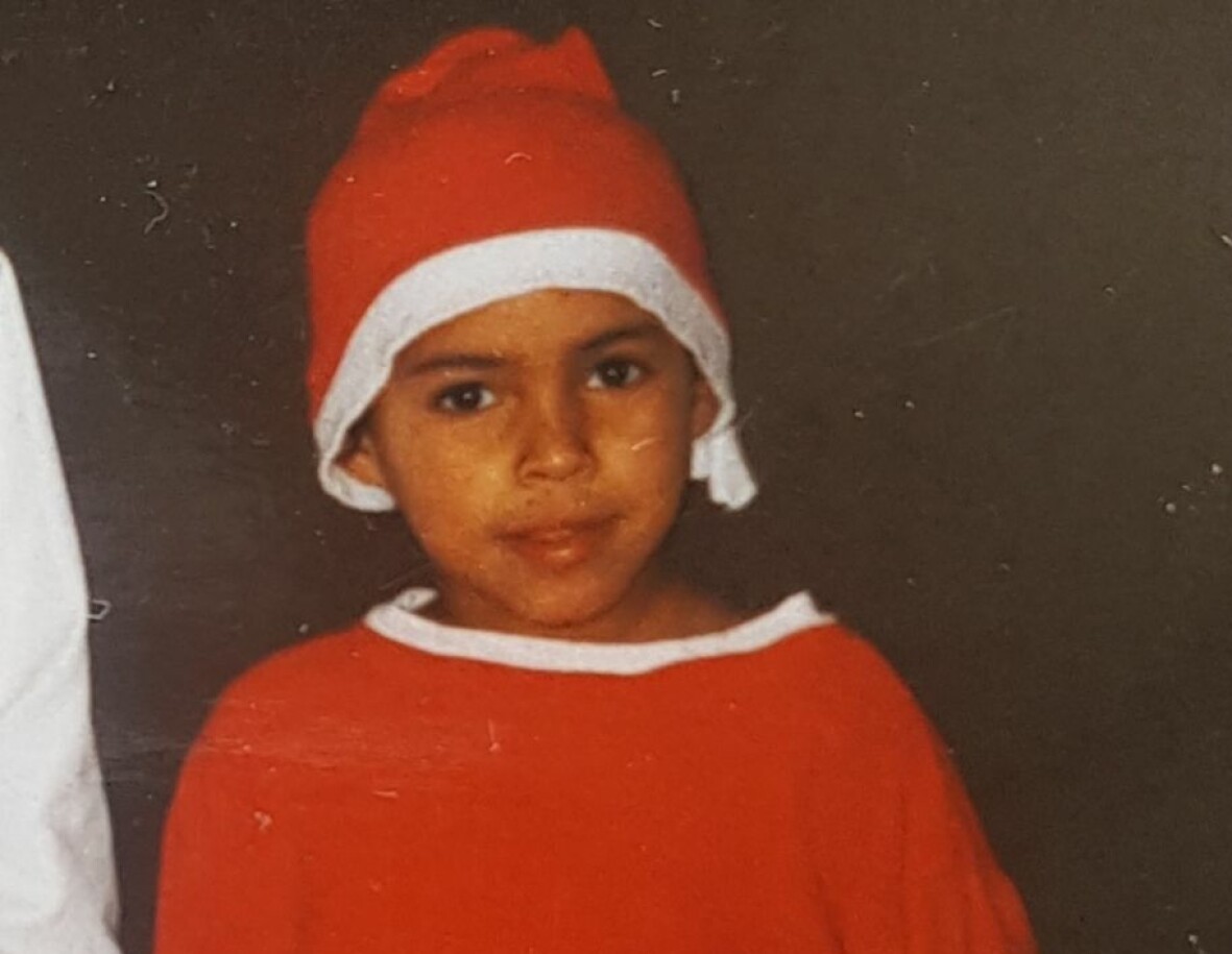 Redan från förskolan blev Jon Henrik mobbad för sin hudfärg. Jon Henrik Fjällgren som liten pojke, iklädd tomtedräkt.